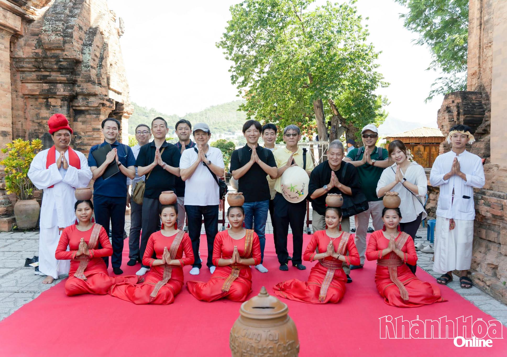 Đoàn chụp ảnh lưu niệm khi đến tham quan, tìm hiểu Di tích quốc gia đặc biệt Tháp Bà Pô Nagar. 