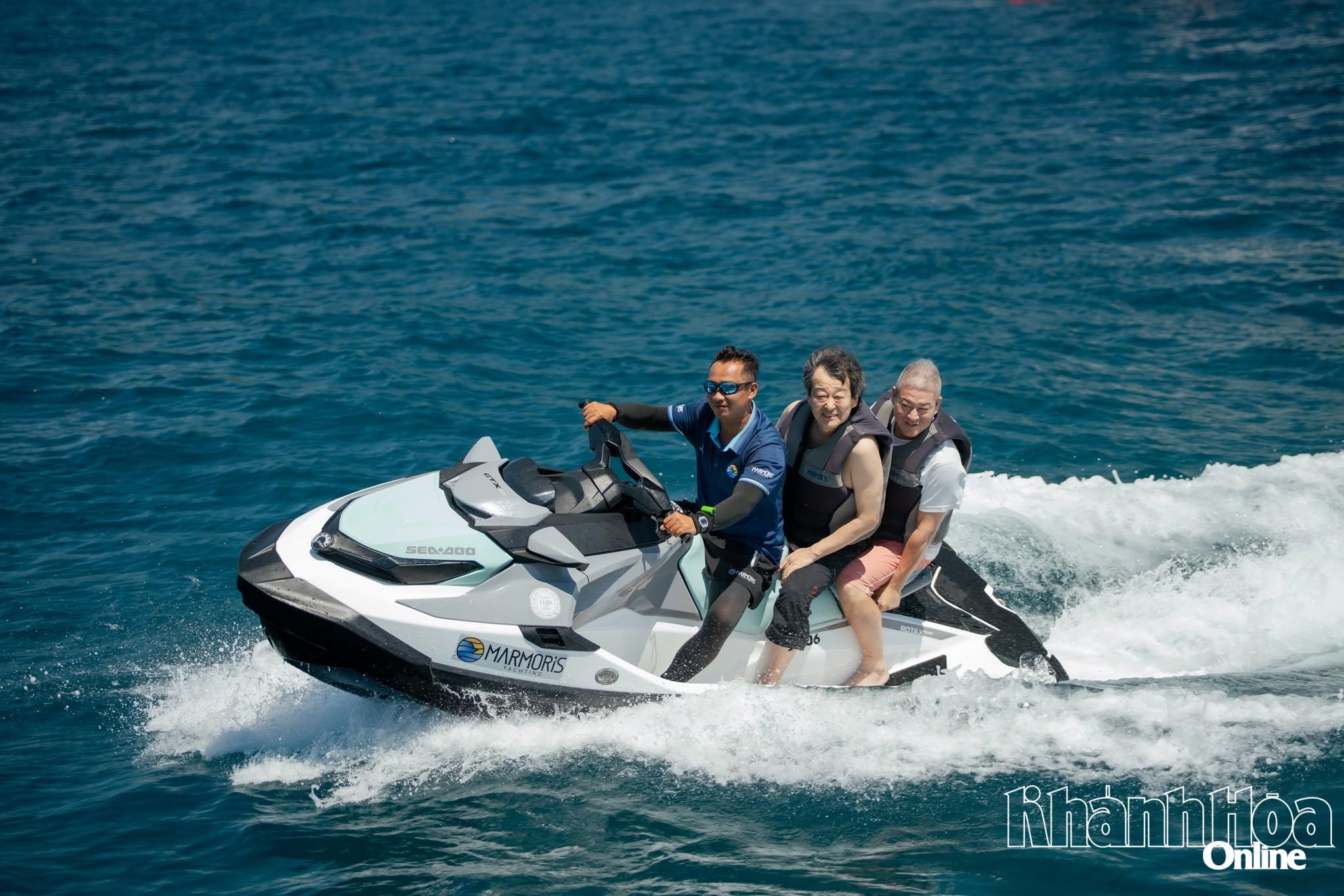 Thành viên đoàn famtrip Nhật Bản trải nghiệm mô tô nước (Jetski) khi đi tour du thuyền trên vịnh Nha Trang. 