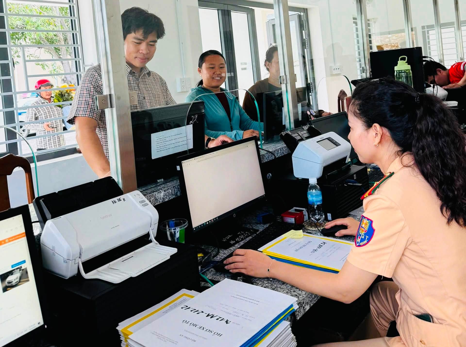Người dân làm thủ tục san tên xe đã bán