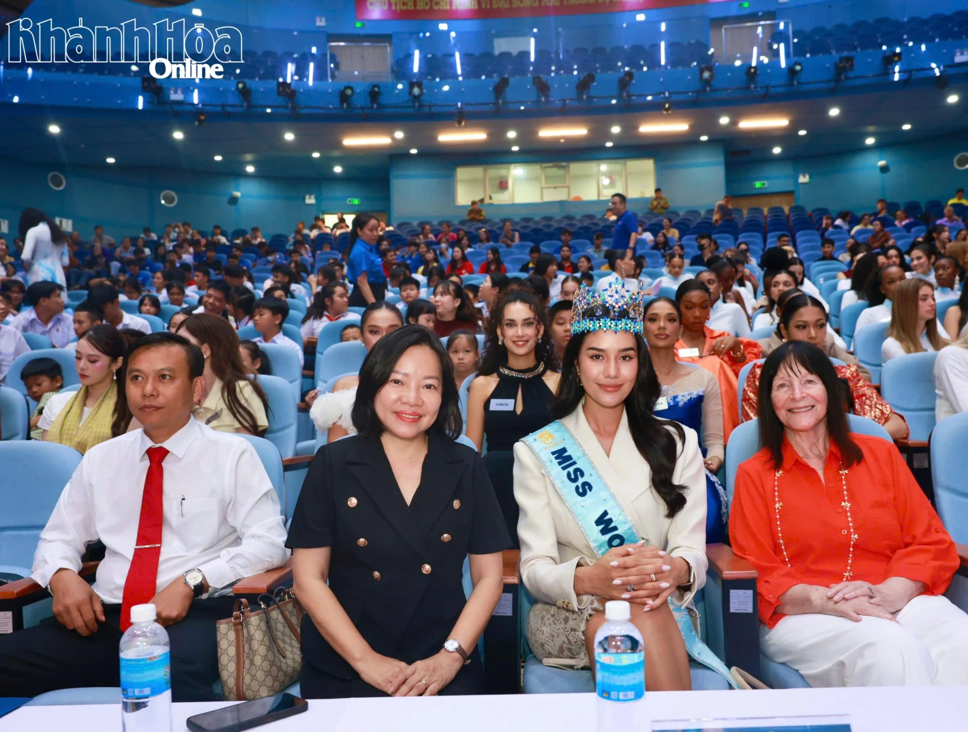 Julia Morley, Miss World Opal Suchata Chuangsri, Thai Thi Le Hang and Huynh Huu Phuc attend the program