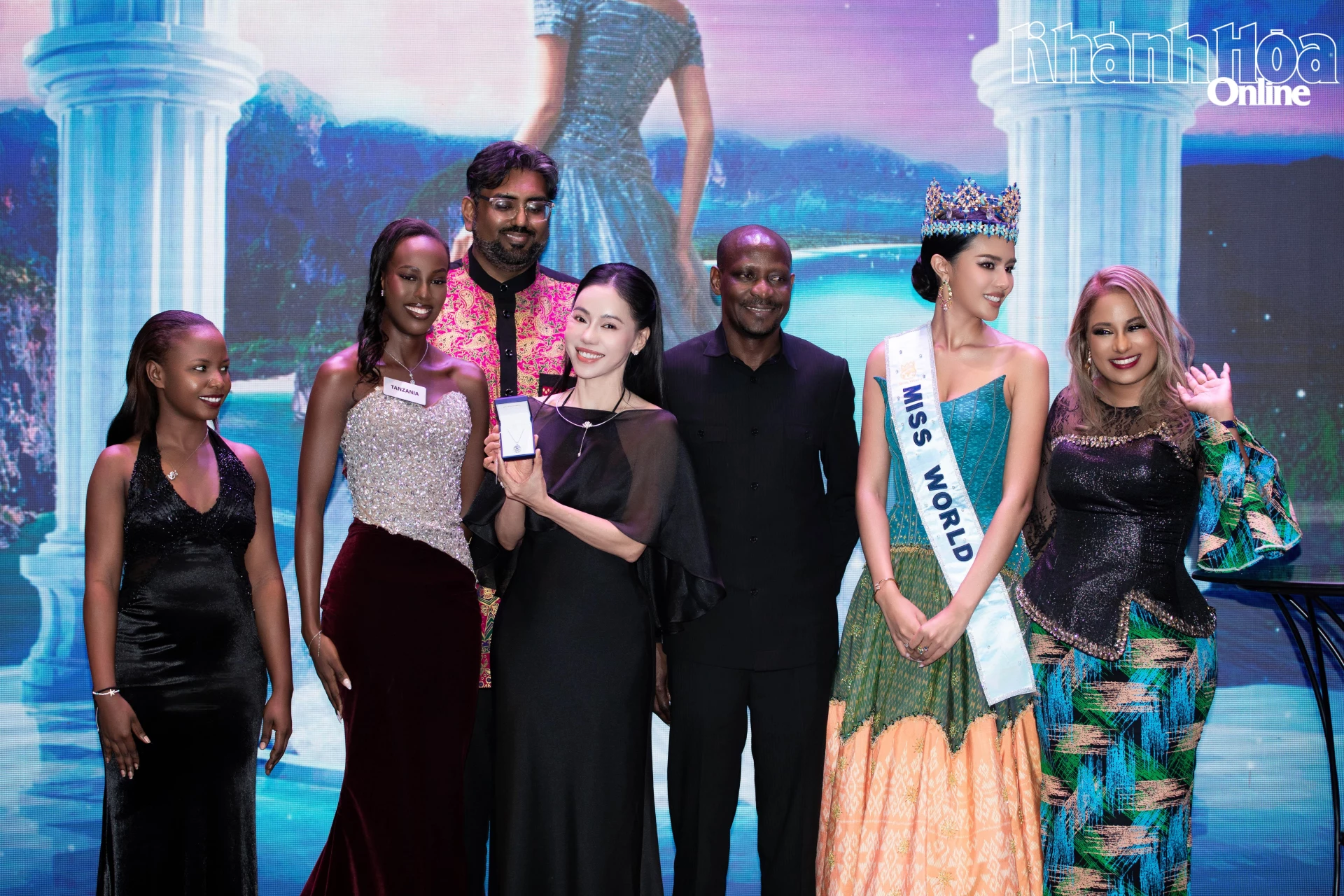Miss World Vietnam President Pham Kim Dung wins the auction bid for Tanzanian contestants gemstone necklace

