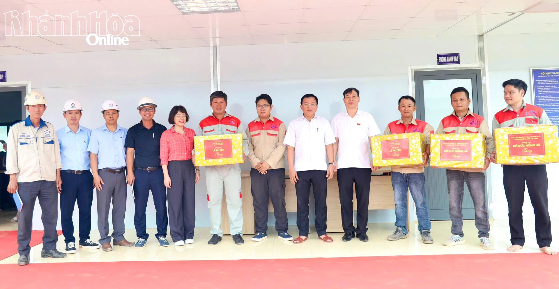 Lãnh đạo Ủy ban Khoa học, Công nghệ và Môi trường của Quốc hội và lãnh đạo UBND tỉnh tặng quà động viên đội ngũ kỹ sư, công nhân của đơn vị nhà thầu. 