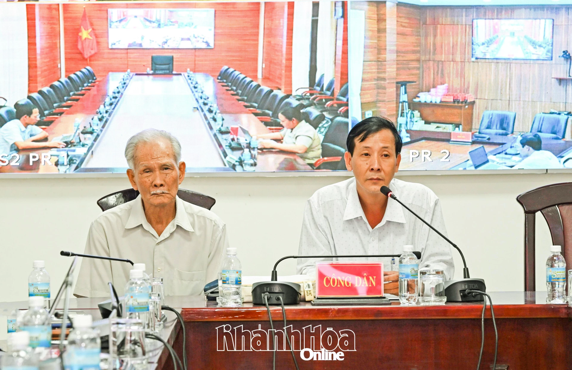 Ông Trần Văn Hòa Lưu và ông Nguyễn Chút (xã Diên Khánh) trình bày tại buổi tiếp công dân.