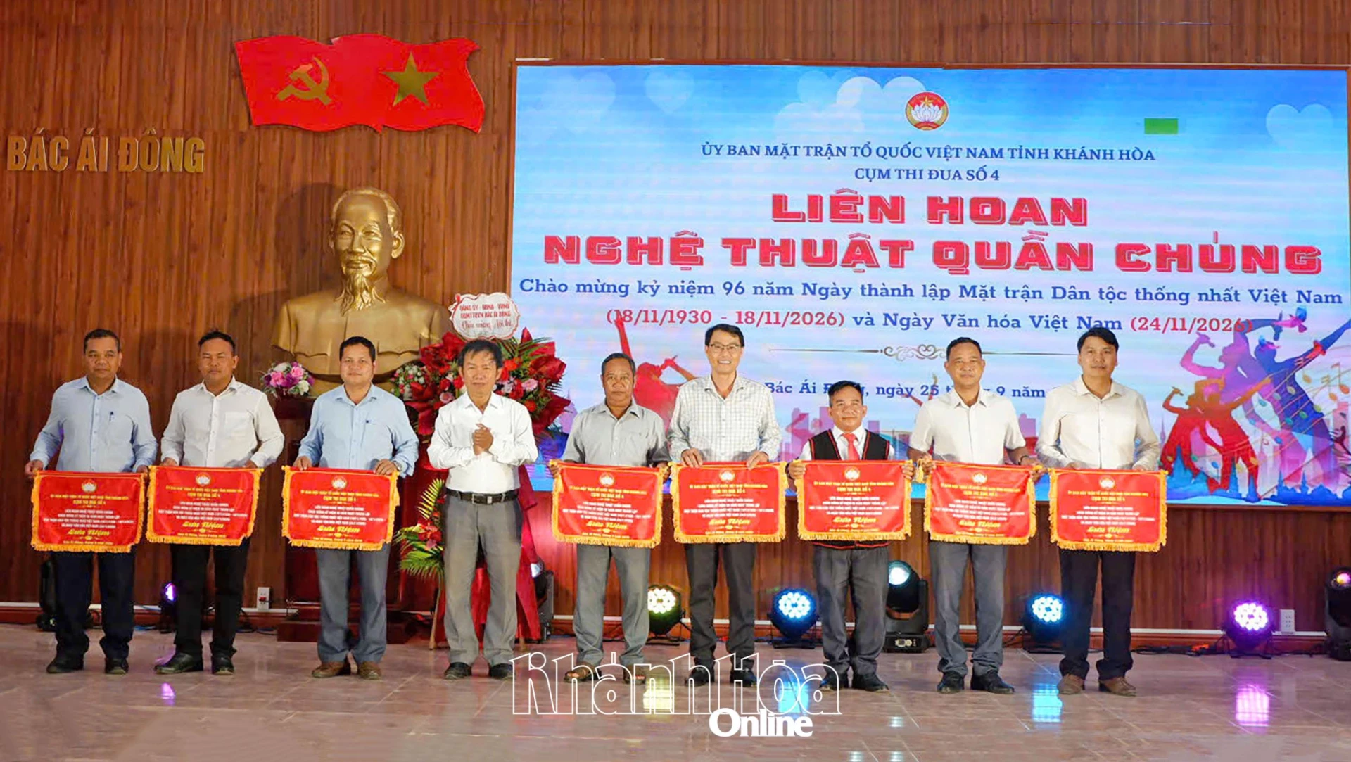 Đại diện Ban Tổ chức trao cờ lưu niệm cho 8 đội văn nghệ.