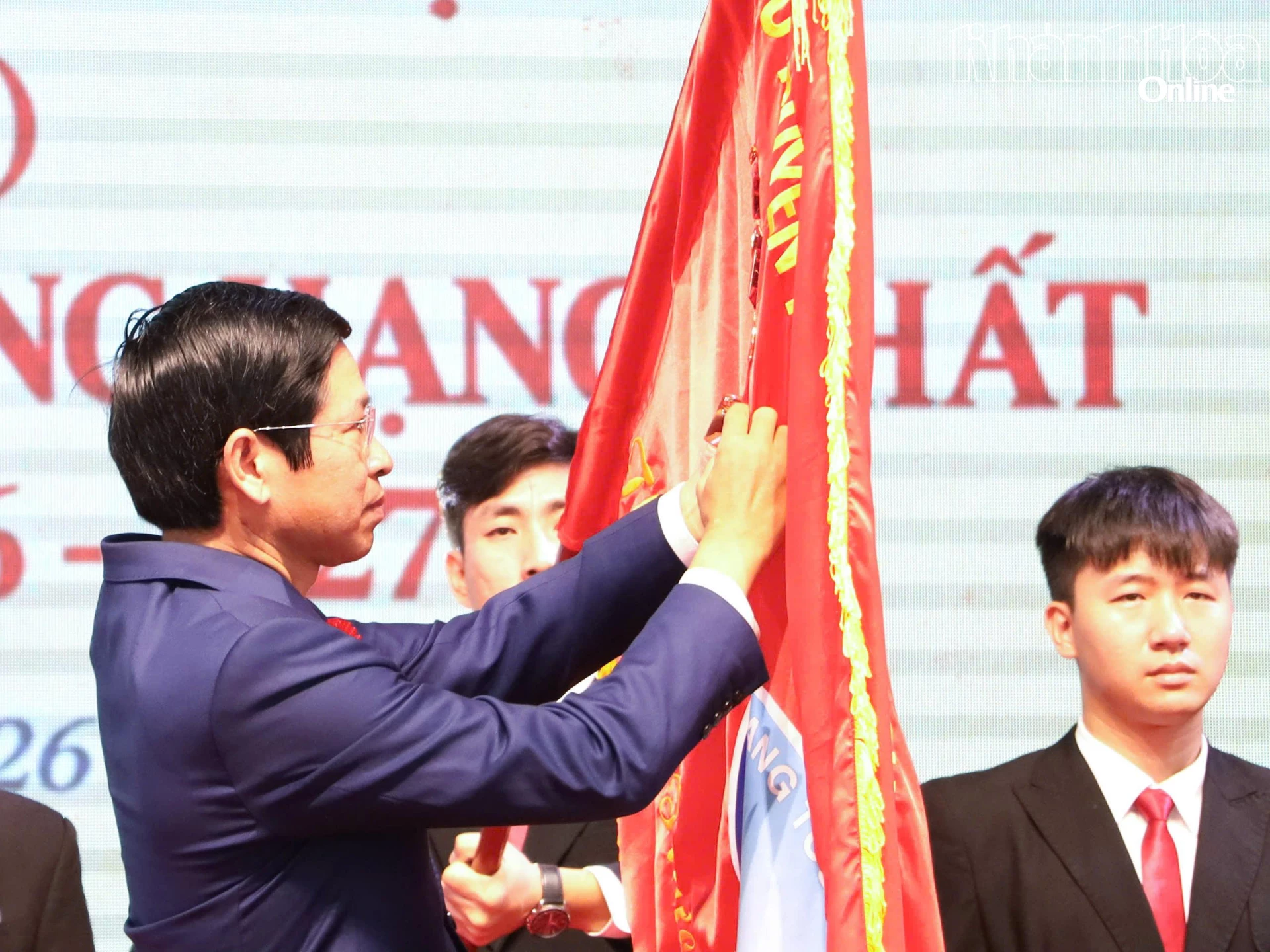 Thừa ủy quyền của Chủ tịch nước, Thứ trưởng Bộ Văn hóa, Thể thao và Du lịch Hồ An Phong gắn Huân chương Lao động hạng Nhất lên cờ truyền thống của nhà trường.