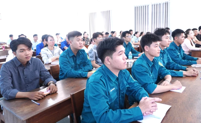 Bồi dưỡng nhận thức về Đảng cho 85 quần chúng ưu tú tại khu vực Vạn Ninh