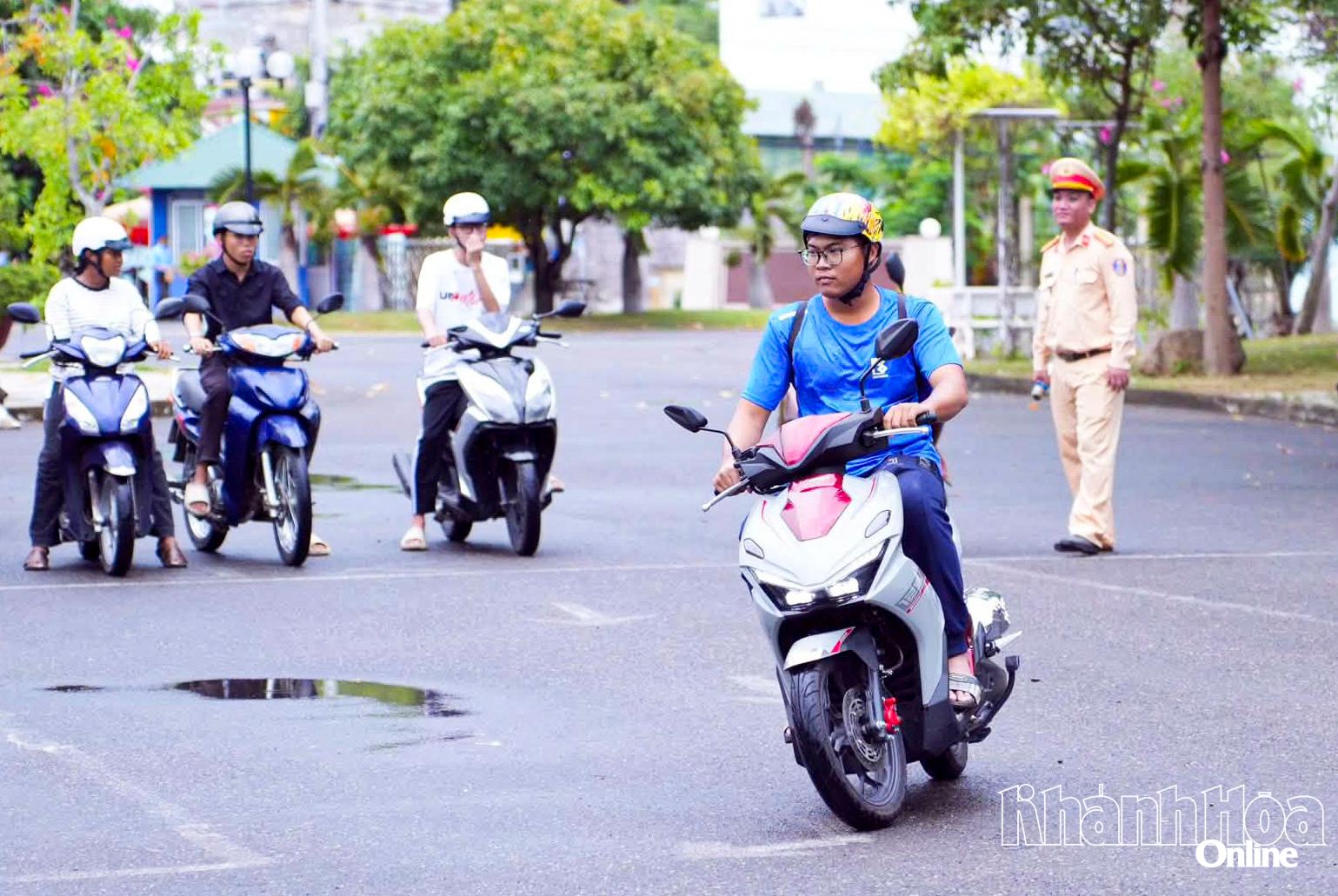 Sinh viên Trường Đại học Victoria Thái Bình Dương thực hành lái xe an toàn.