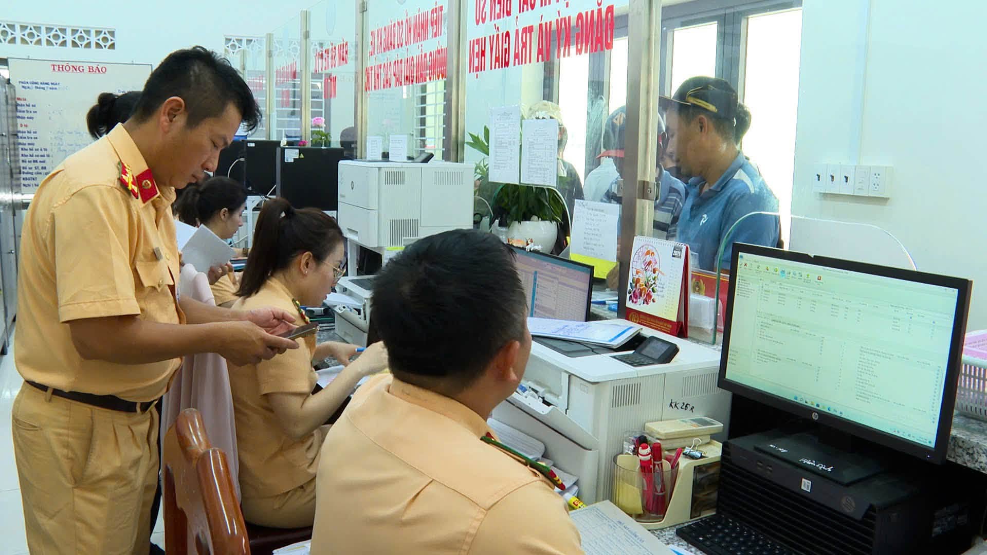 Phòng  Cảnh sát giao thông làm thủ tục cập nhật dữ liệu phương tiện giao  thông cho người dân