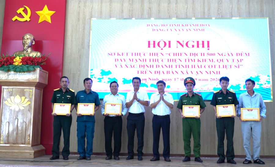 Lãnh đạo xã Vạn Ninh trao giấy khen cho các tập thể và cá nhân.