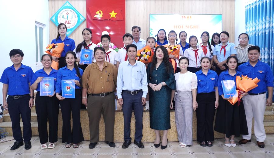 Các đại biểu và đội viên chụp hình lưu niệm tại hội nghị.