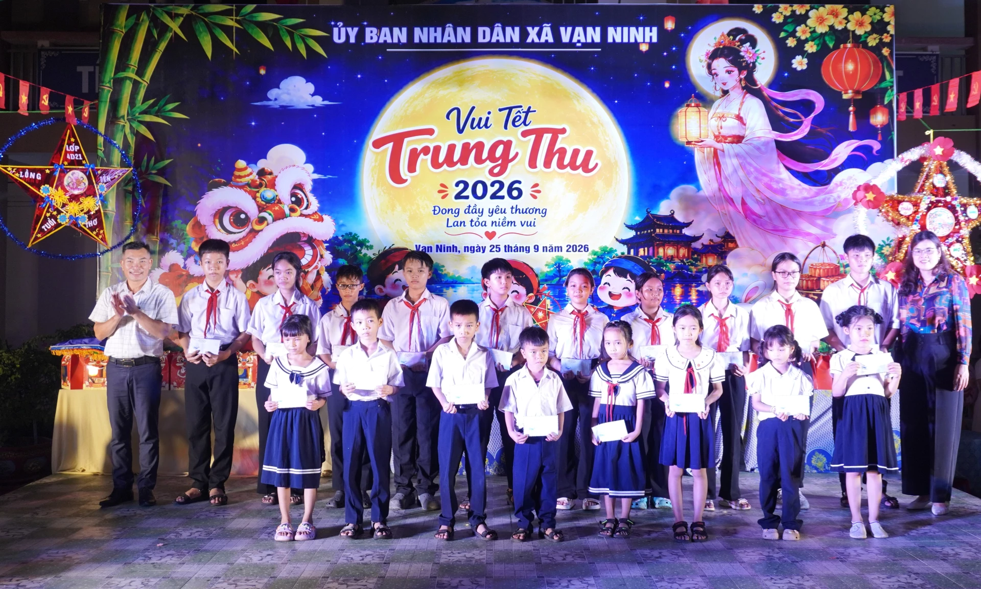 Lãnh đạo xã Vạn Ninh trao học bổng cho các học sinh.