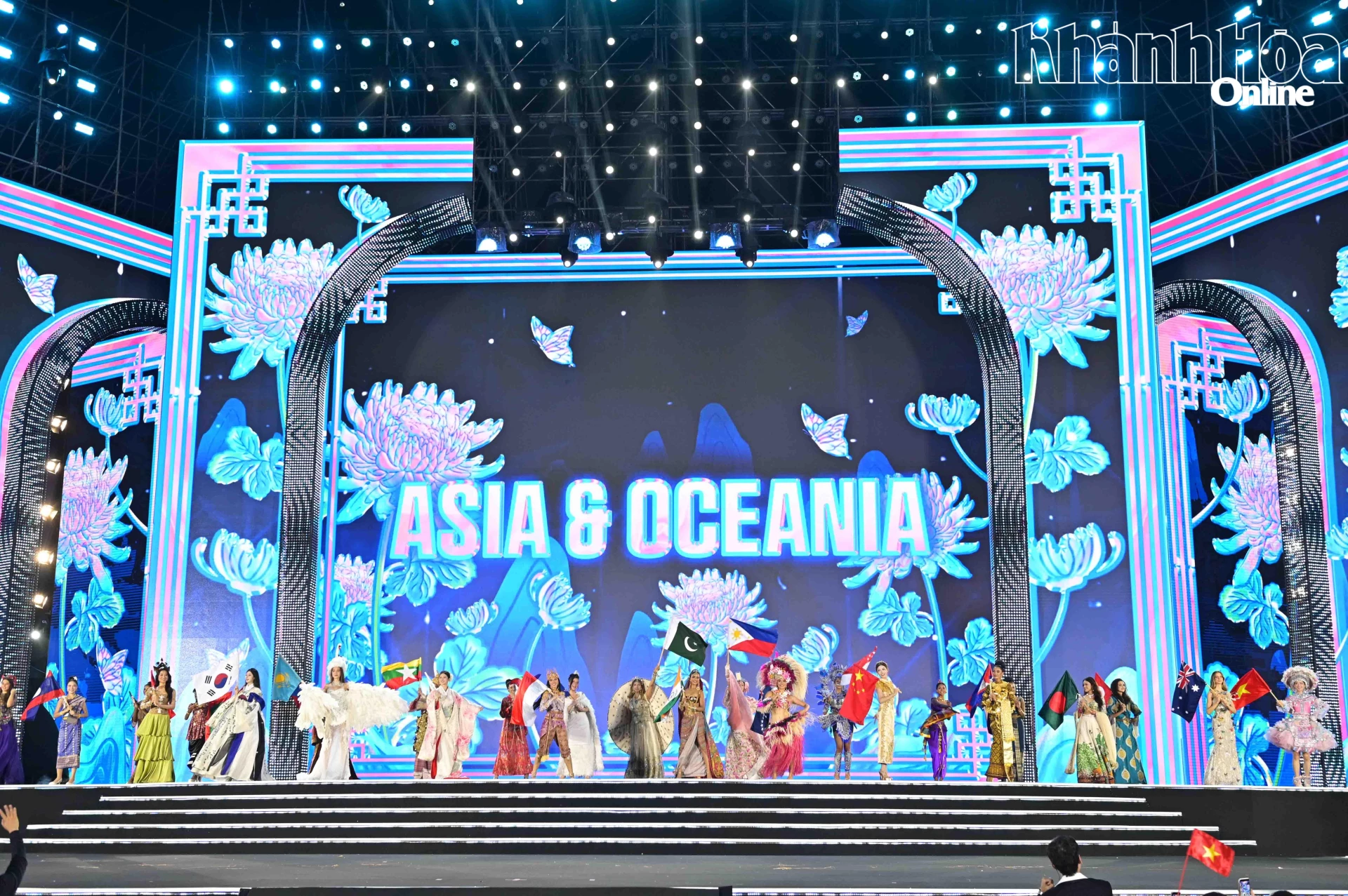 Asian contestants staged in traditional costumes

