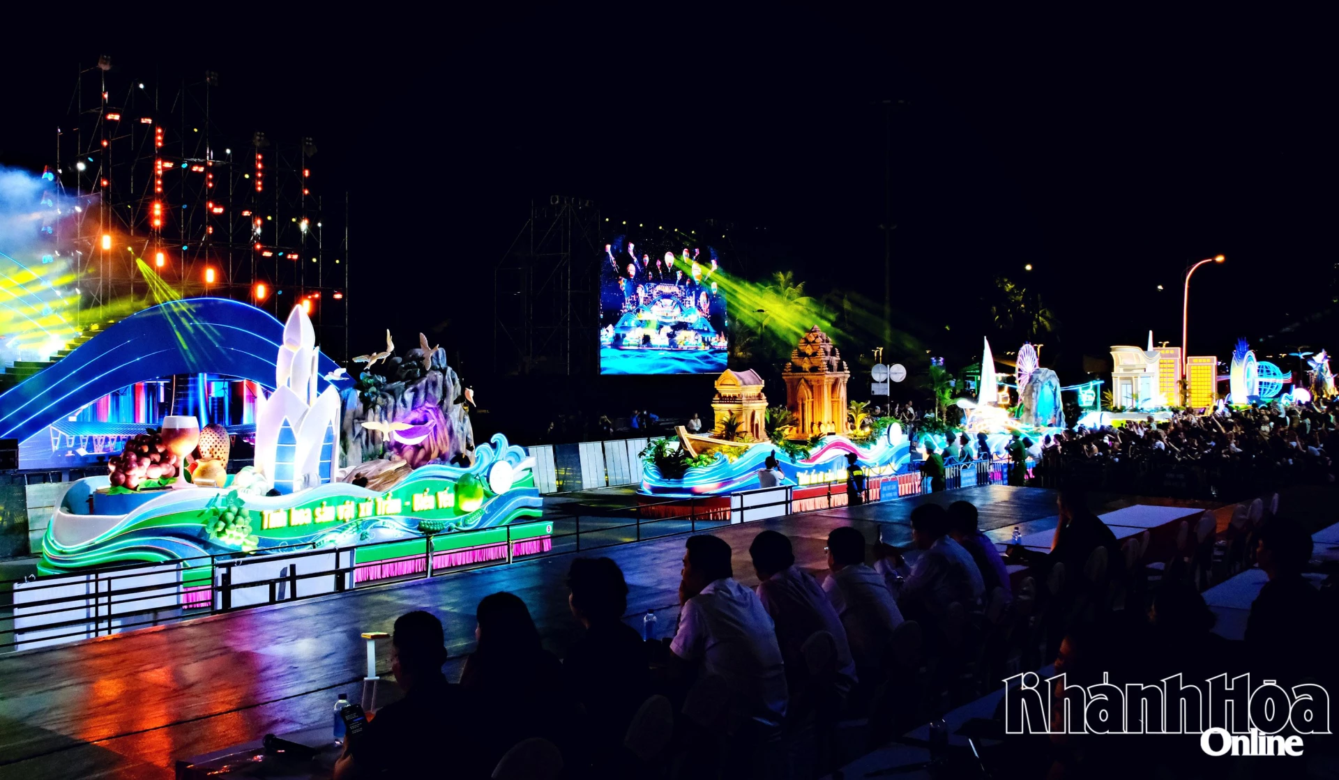 Diễu hành xe hoa tại Festival Biển Khánh Hòa mang đậm dấu ấn biển, đảo.