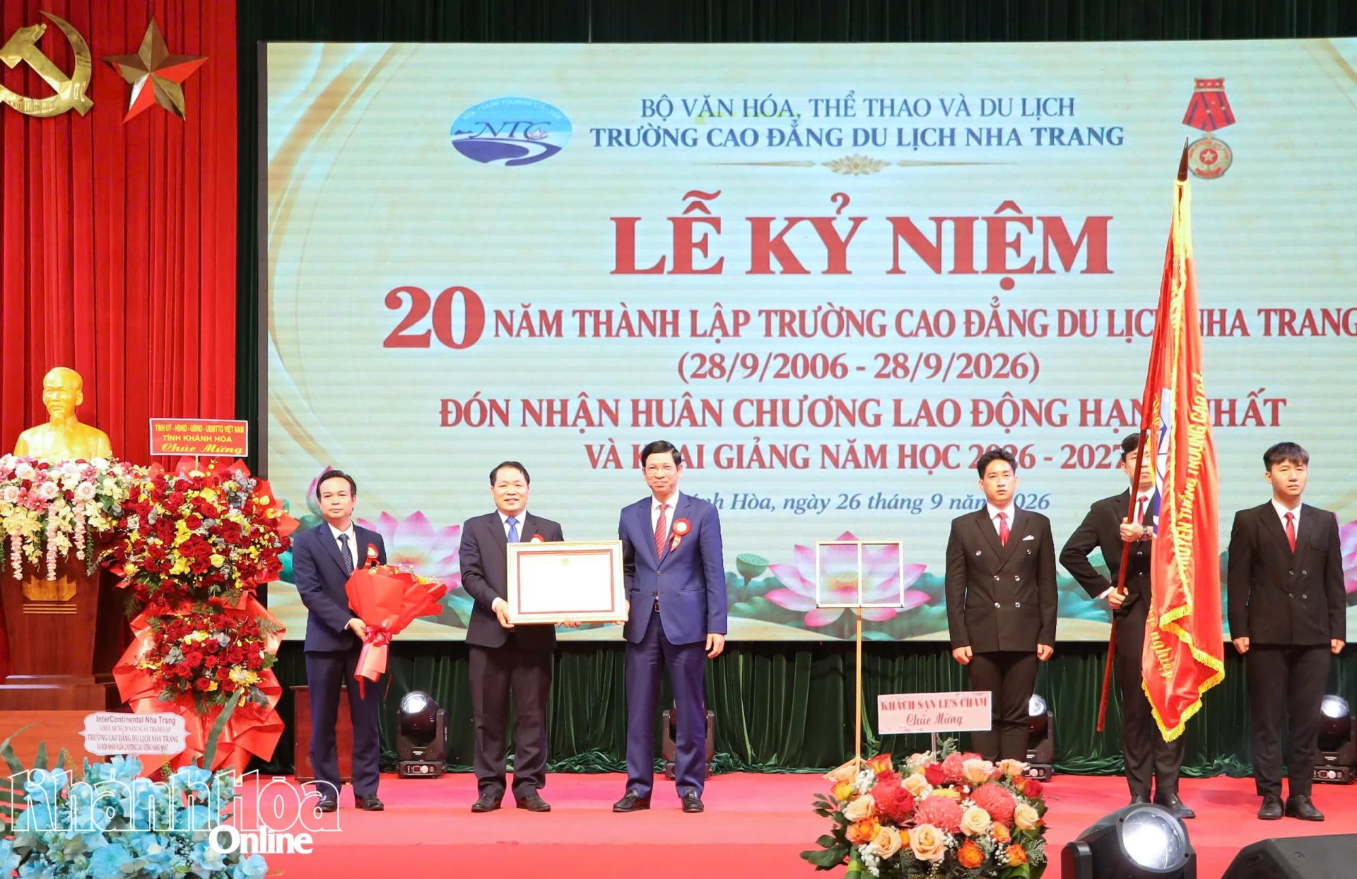 Thừa ủy quyền của Chủ tịch nước, Thứ trưởng Bộ Văn hóa, Thể thao và Du lịch Hồ An Phong trao Huân chương Lao động hạng Nhất cho Trường Cao đẳng Du lịch Nha Trang.