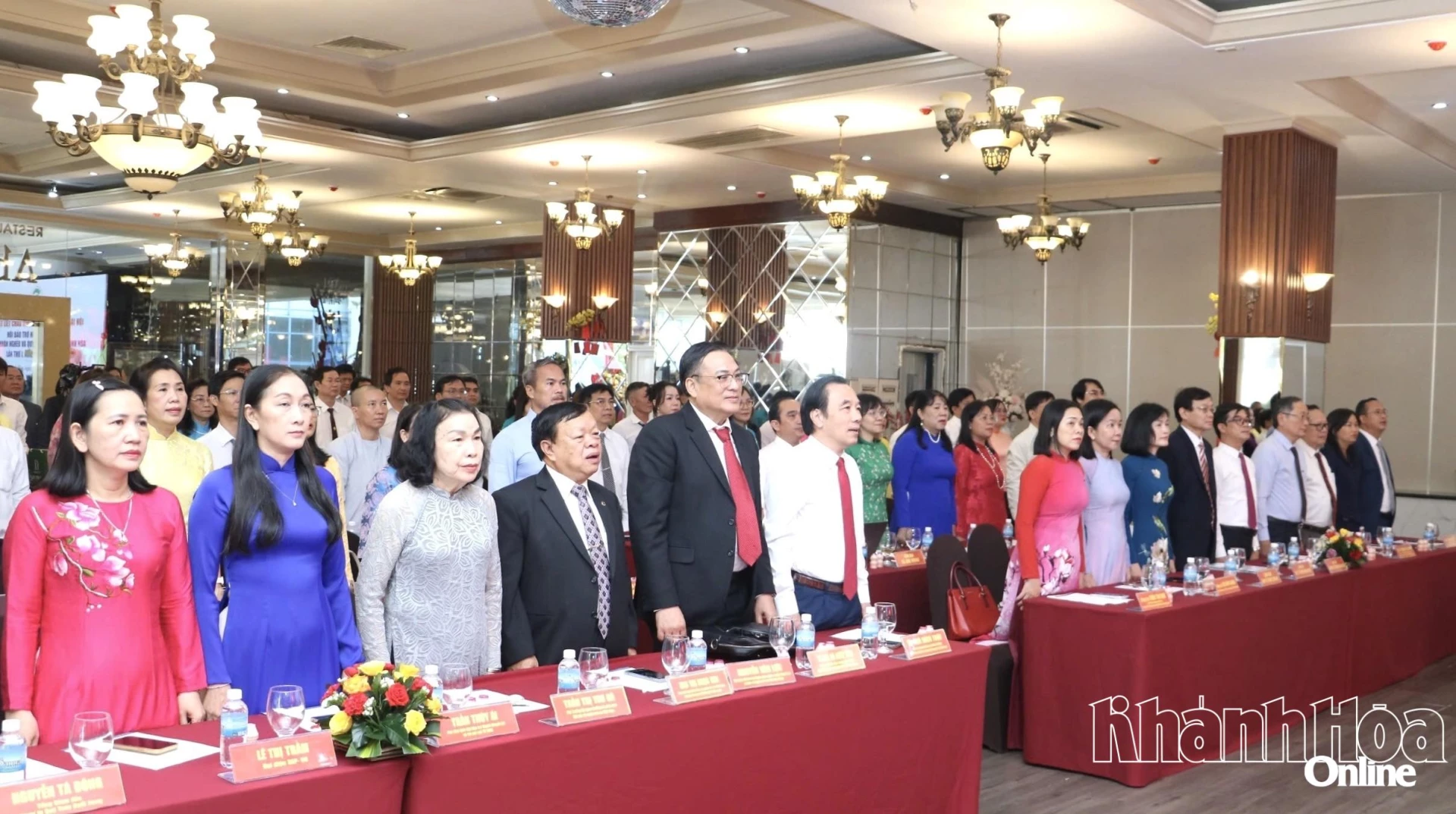 Các đại biều thực hiện nghi lễ chào cờ.