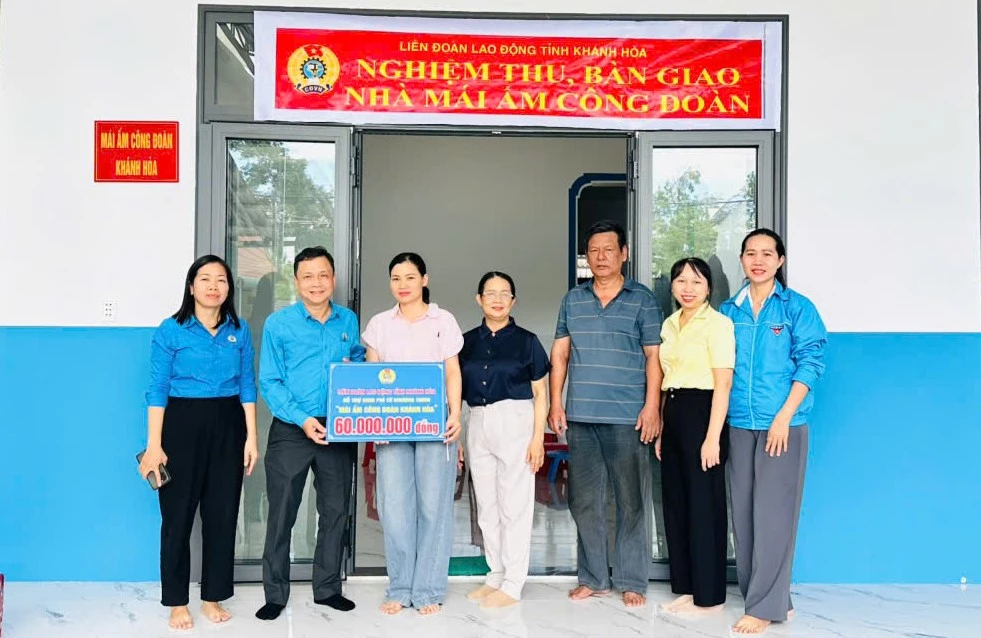 Lãnh đạo Liên đoàn Lao động trao kinh phí hỗ trợ xây mái ấm cho đoàn viên có hoàn cảnh khó khăn.