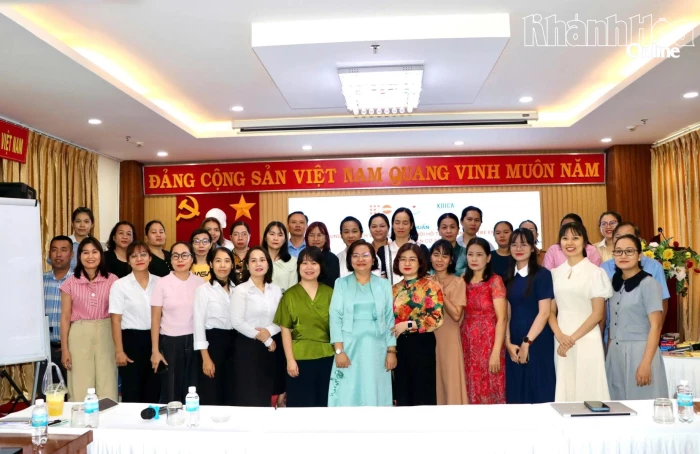 Nâng cao năng lực hỗ trợ phụ nữ và trẻ em gái bị bạo lực cho cán bộ, nhân viên công tác xã hội