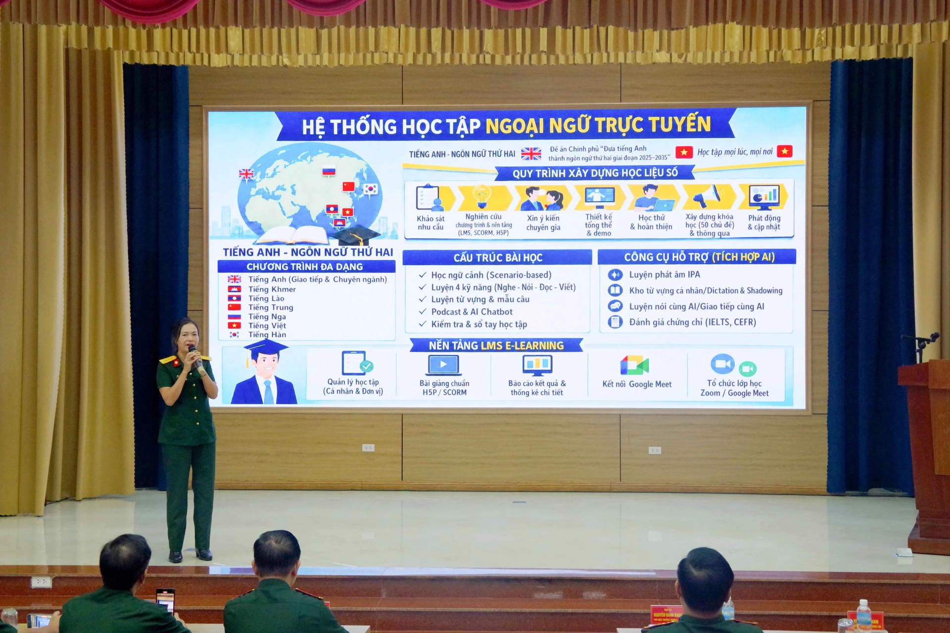Đoàn nghe giới thiệu về hệ thống học tập ngoại ngữ trực tuyến.