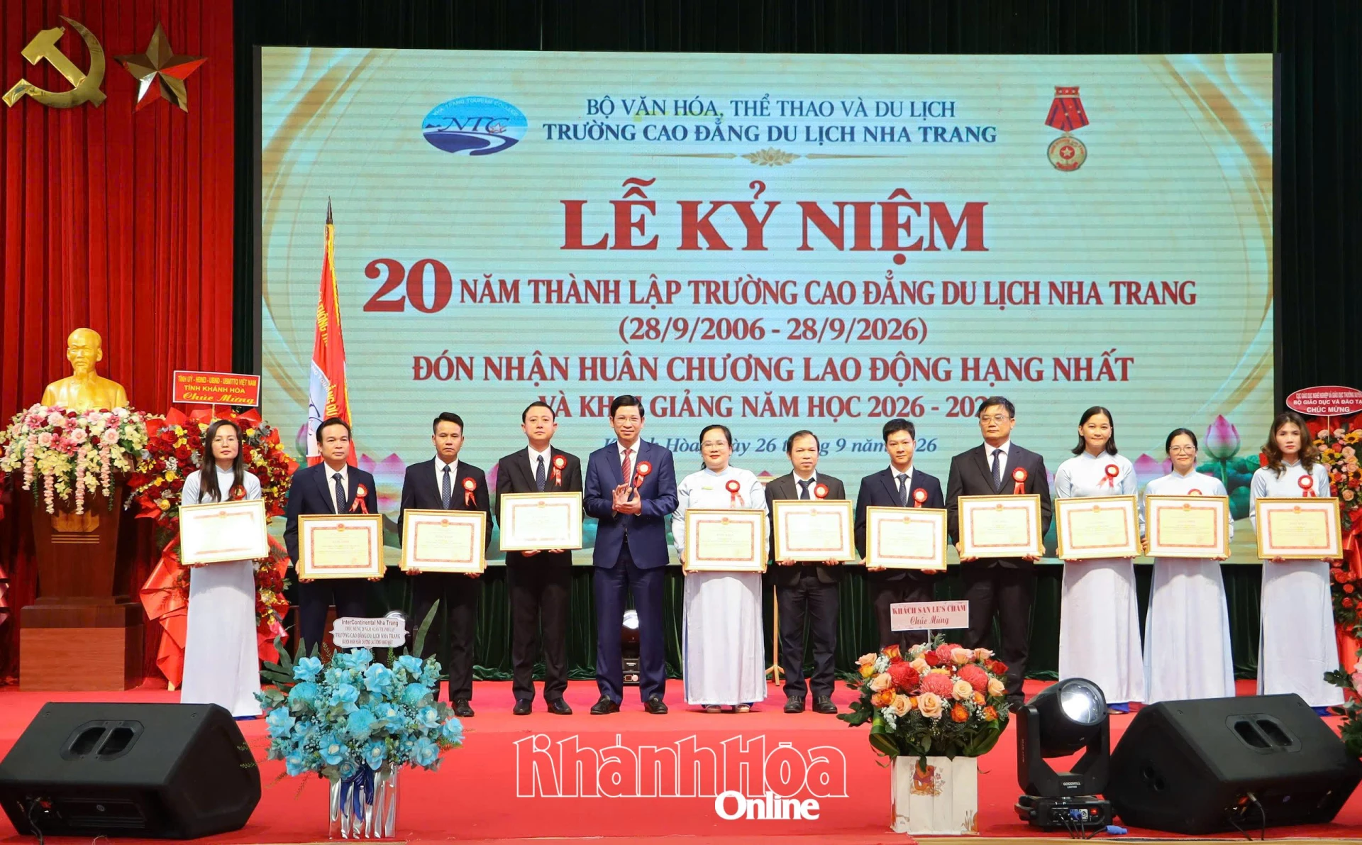 Đồng chí Hồ An Phong trao bằng khen của Bộ trưởng Bộ Văn hóa, Thể thao và Du lịch cho tập thể và các cá nhân của trường.