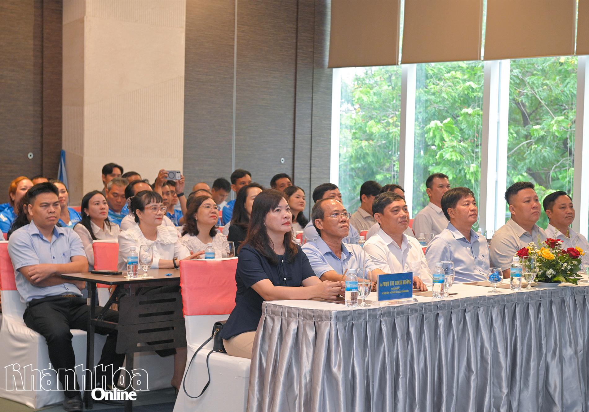 Lãnh đạo Sở Văn hóa, Thể thao và Du lịch; Tổng Công ty Khánh Việt; các nhà tài trợ, đồng hành cùng đông đảo người hâm mộ tham dự lễ xuất quân.