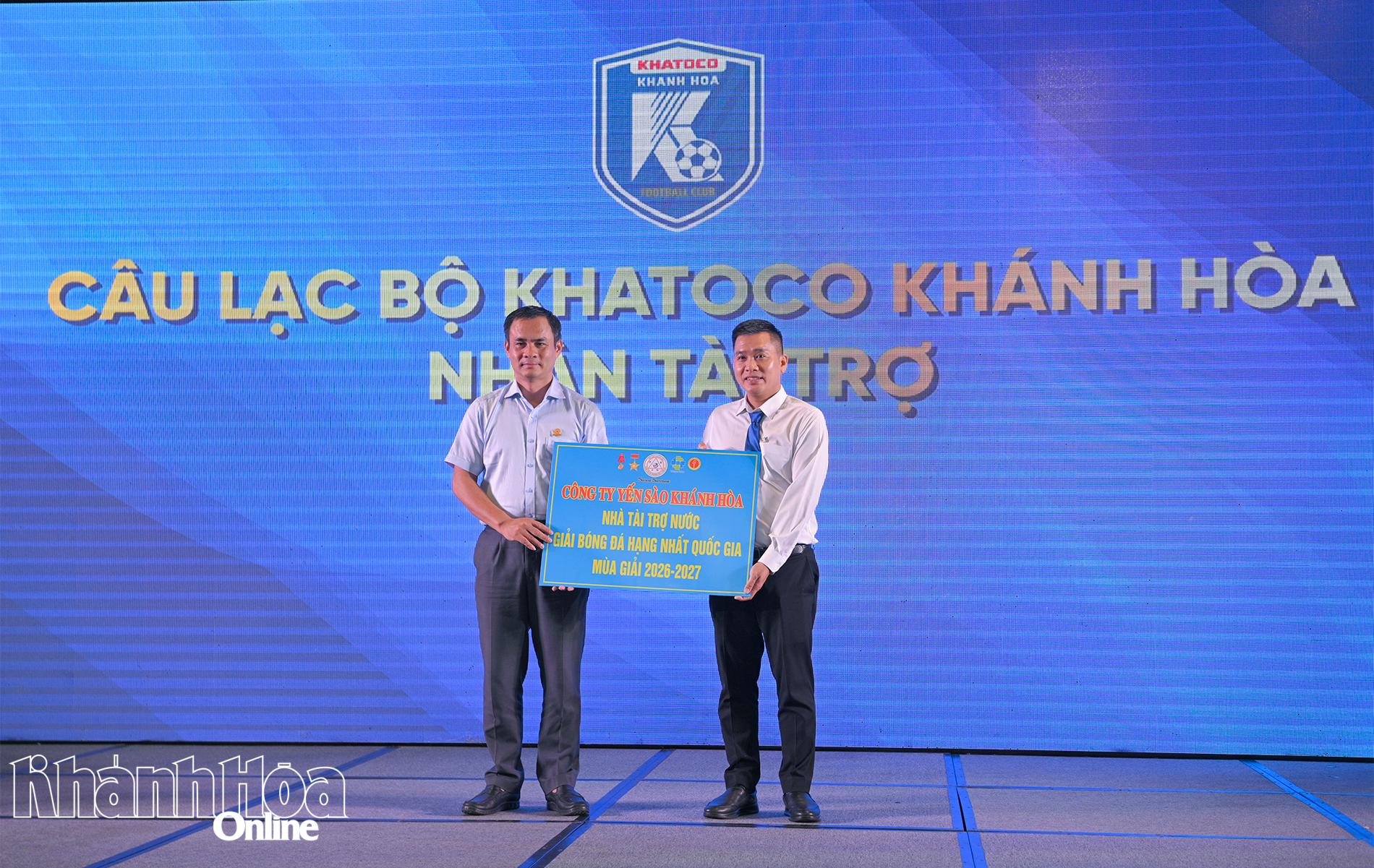 Ông Nguyễn Thanh Hải-Giám đốc Công ty TNHH Nhà nước MTV Yến Sào Khánh Hòa trao bảng tài trợ cho CLB Khatoco Khánh Hòa.