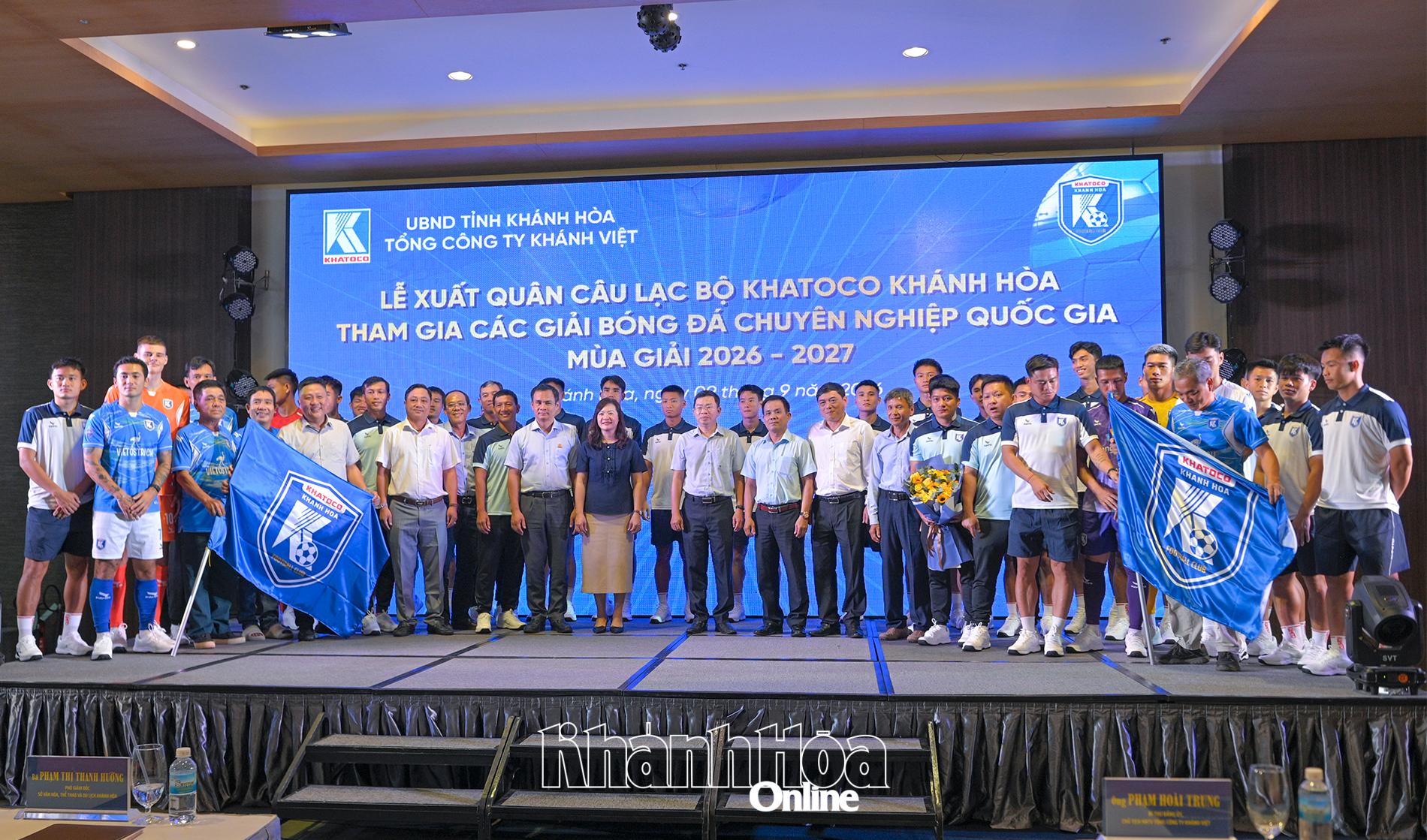 Lãnh đạo sở, doanh nghiệp, nhà tài trợ chụp ảnh lưu niệm với toàn thể cầu thủ đội bóng Khatoco Khánh Hòa.