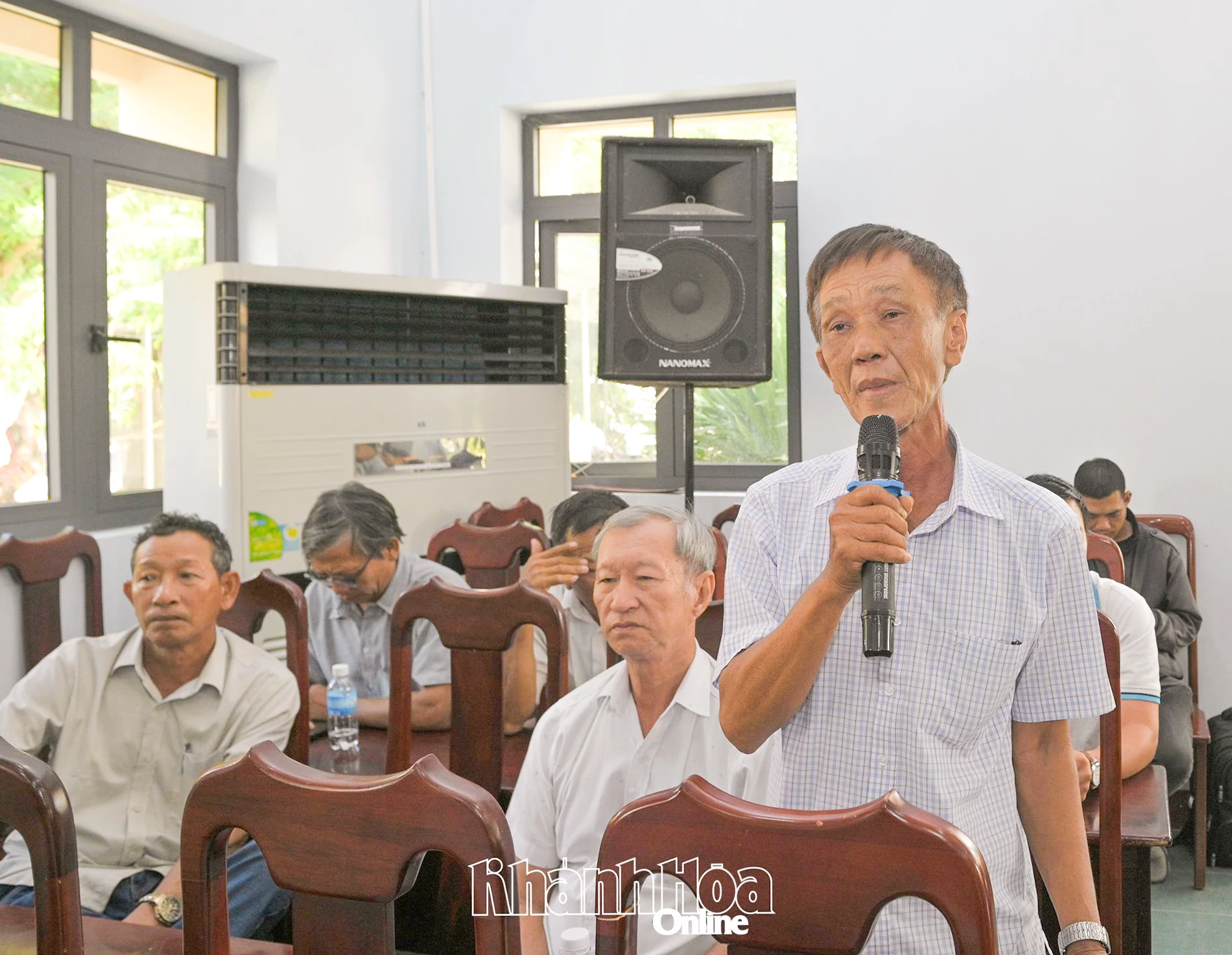 Cử tri xã Nam Ninh Hòa kiến nghị các vấn đề quan tâm tại buổi tiếp xúc. 