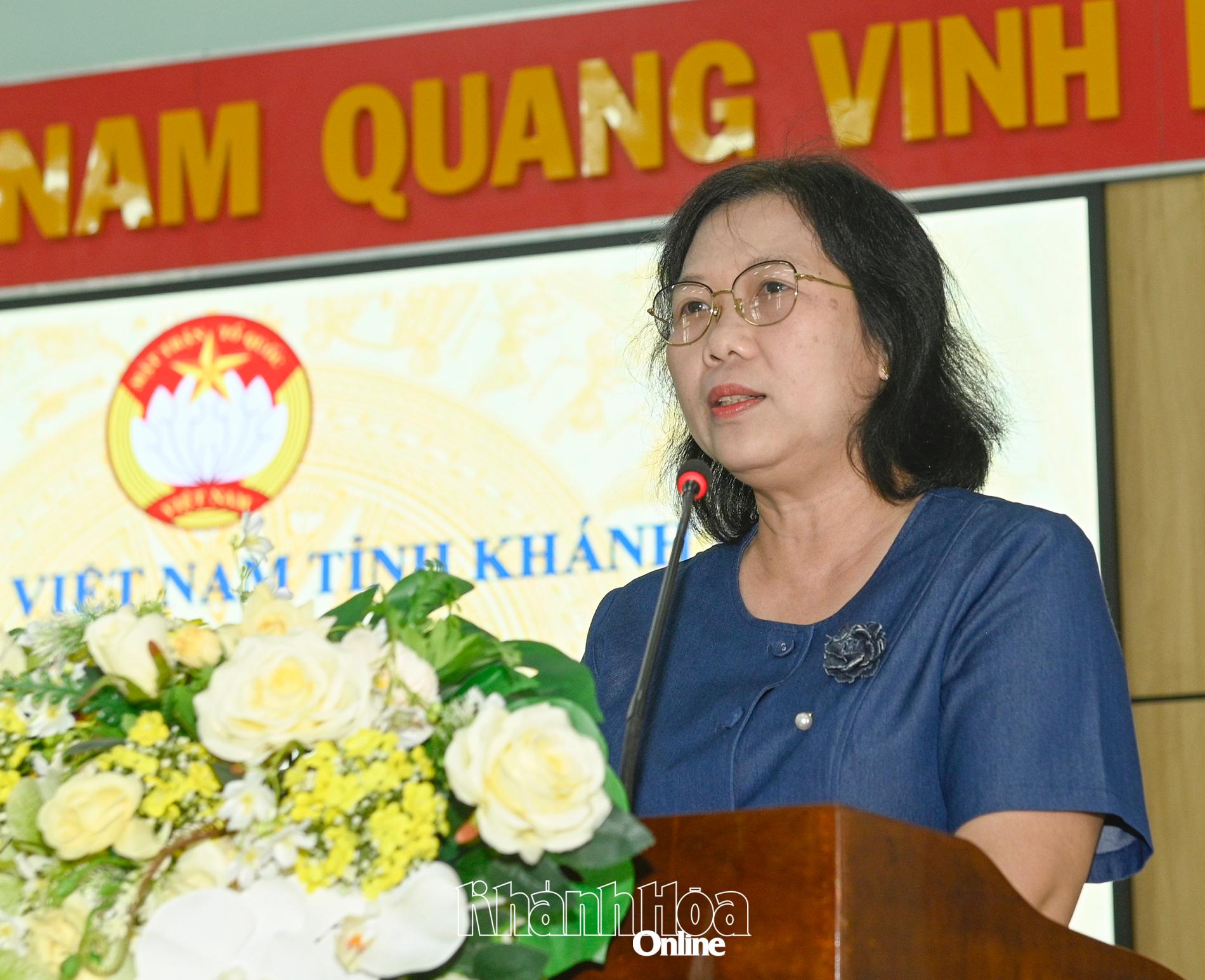 Bà Phạm Thúy Quỳnh-Phó Trưởng Ban Văn hóa-Xã hội, HĐND tỉnh (Tổ phó) tiếp thu kiến nghị cử tri phường Hòa Thắng.