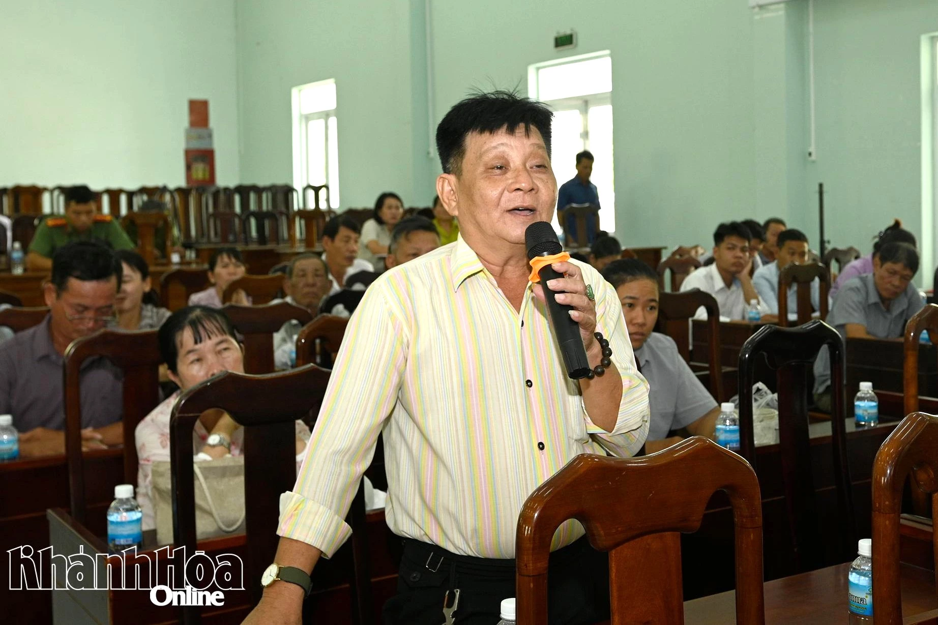 Cử tri phường Hòa Thắng phát biểu ý kiến, kiến nghị.