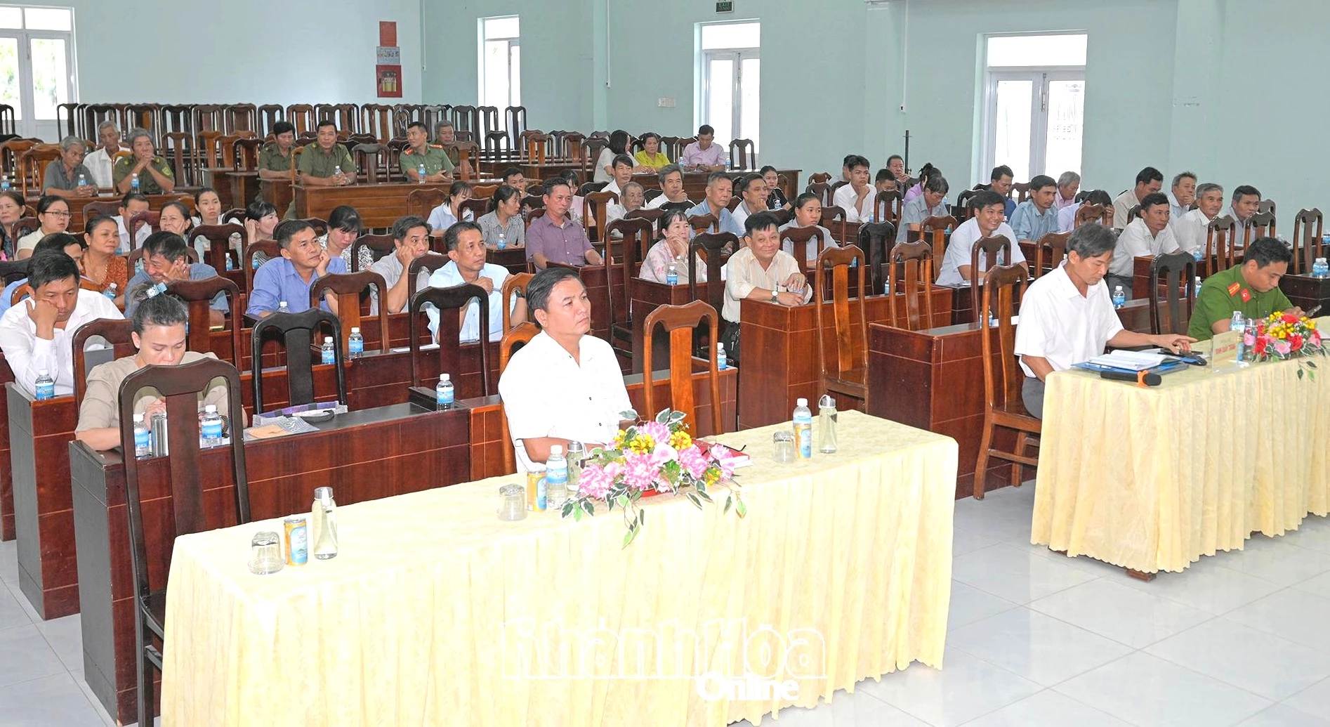 Quang cảnh buổi tiếp xúc cử tri phường Hòa Thắng.