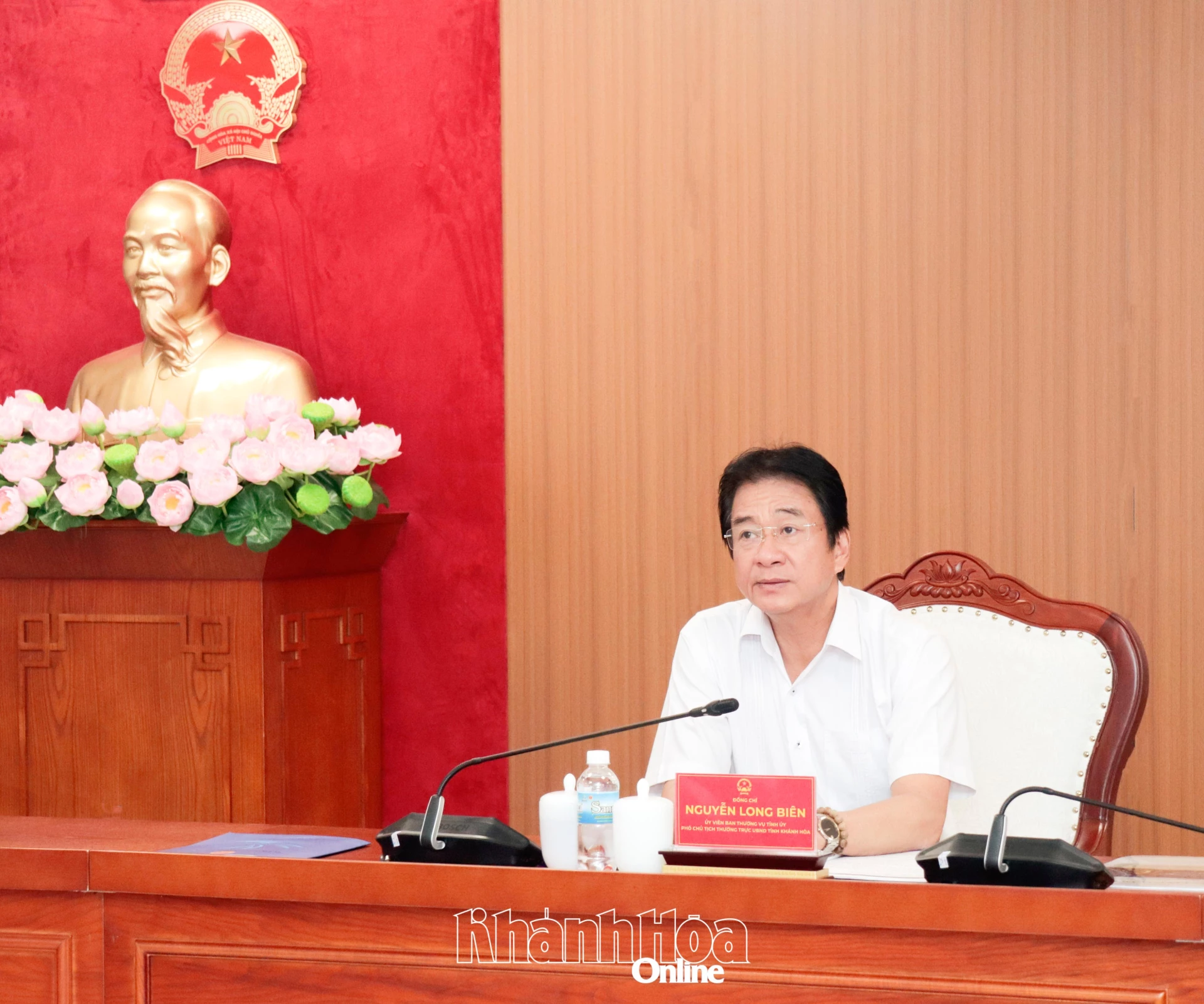 Phó Chủ tịch Thường trực UBND tỉnh Nguyễn Long Biên chủ trì cuộc họp.