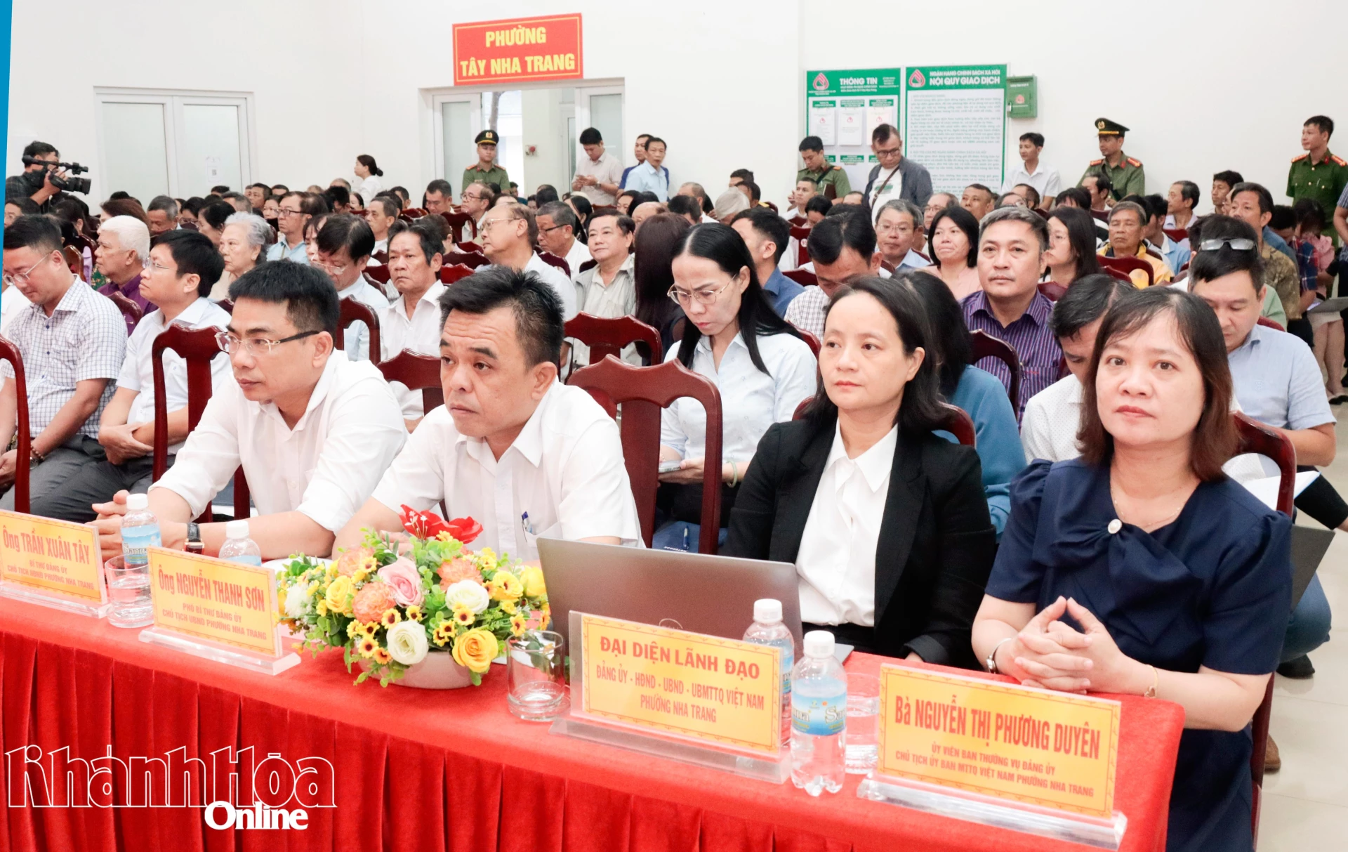 Đại biểu phường Nha Trang và cử tri tham dự buổi tiếp xúc. 