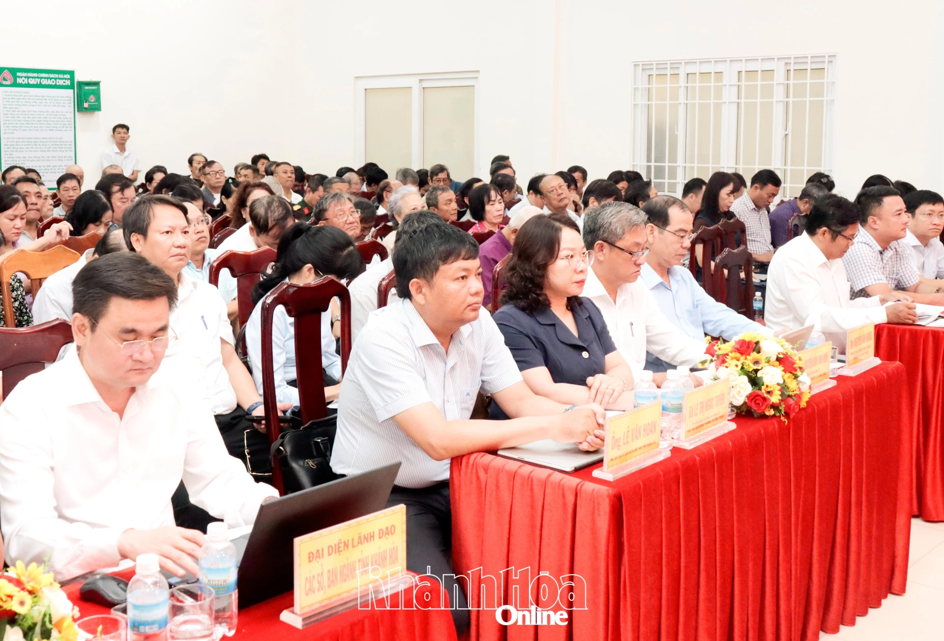 Các đại biểu và cử tri tham dự buổi tiếp xúc.