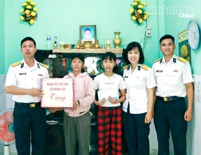 Lính hải quân đỡ đầu con ngư dân