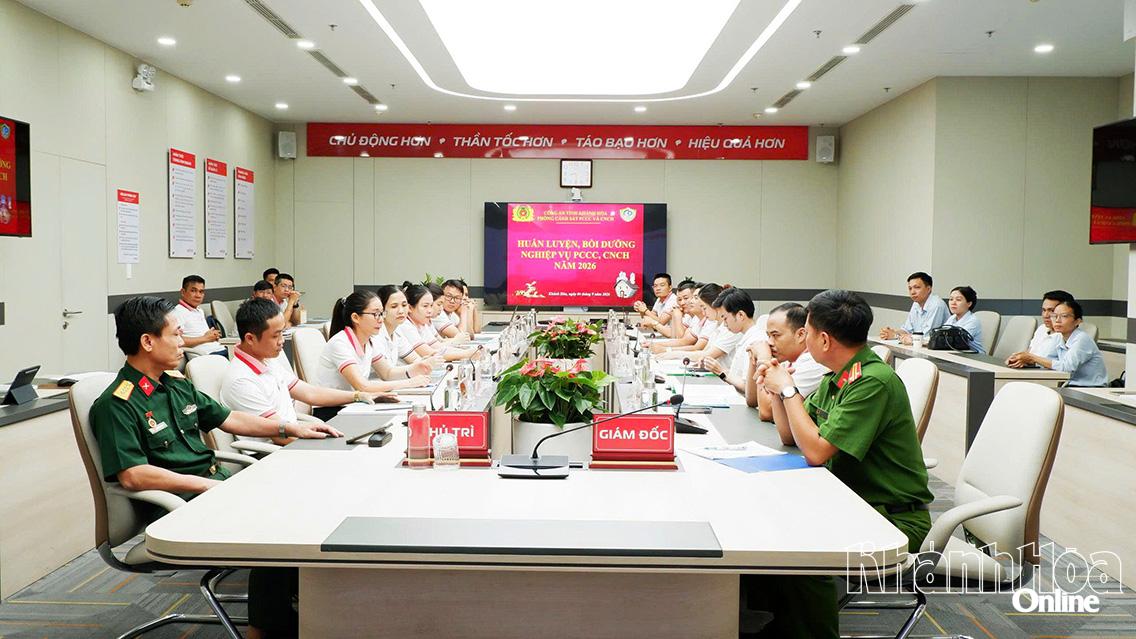 Lãnh đạo hai đơn vị cùng các học viên tham gia lớp huấn luyện, buồi dưỡng nghiệp vụ an toàn về phòng cháy chữa cháy.
