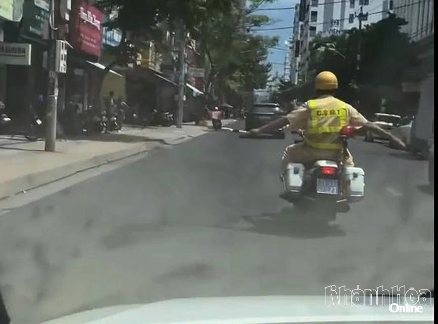 bật tín hiệu ưu tiên, mở đường cho xe chở du khách nước ngoài di chuyển thông suốt qua các đoạn đường đông đúc.