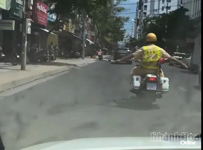 Cảnh sát giao thông Khánh Hòa kịp thời dẫn đường đưa du khách nước ngoài đi cấp cứu
