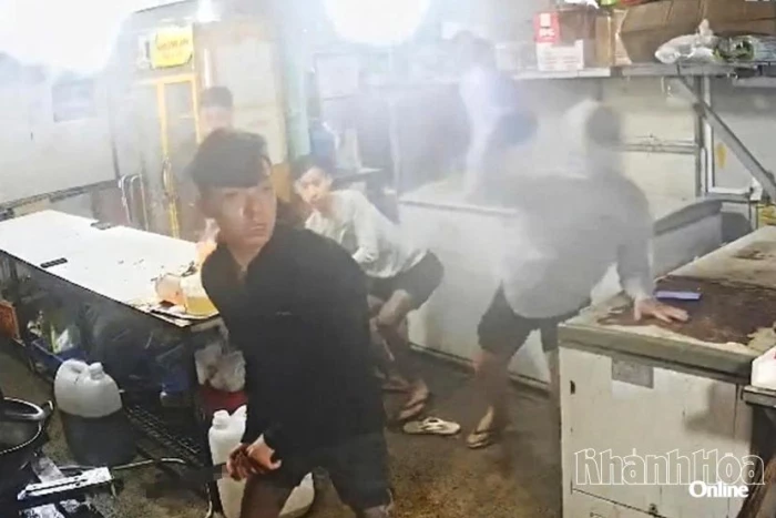 Bắt tạm giam 2 bị can trong vụ ẩu đả tại quán hải sản ở Cam Lâm