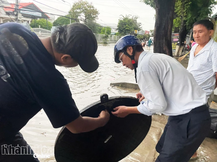 Mưa lớn làm ngập cục bộ một số tuyến đường ở phường Ba Ngòi