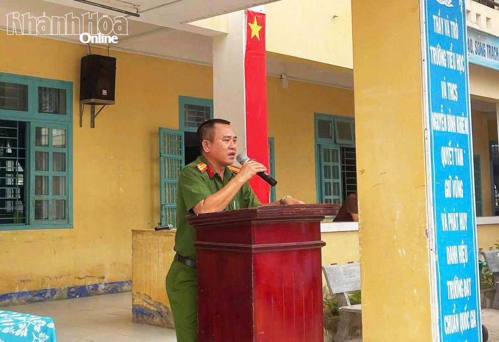 Cán bộ chuyên đề Công an xã trực tiếp trao đổi những nội dung sát với đời sống học đường