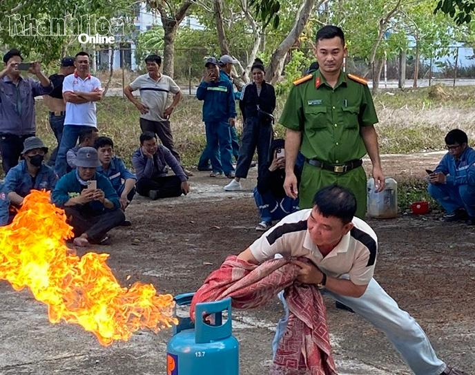 Học viên thực hành kỹ năng xử lý bình gas bị rì rỉ khí gas.  