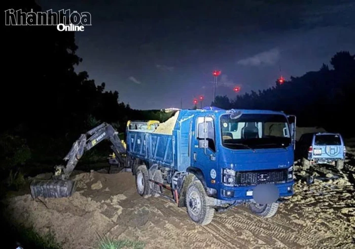 Bắt quả tang 3 đối tượng khai thác, vận chuyển khoáng sản trái phép trong đêm