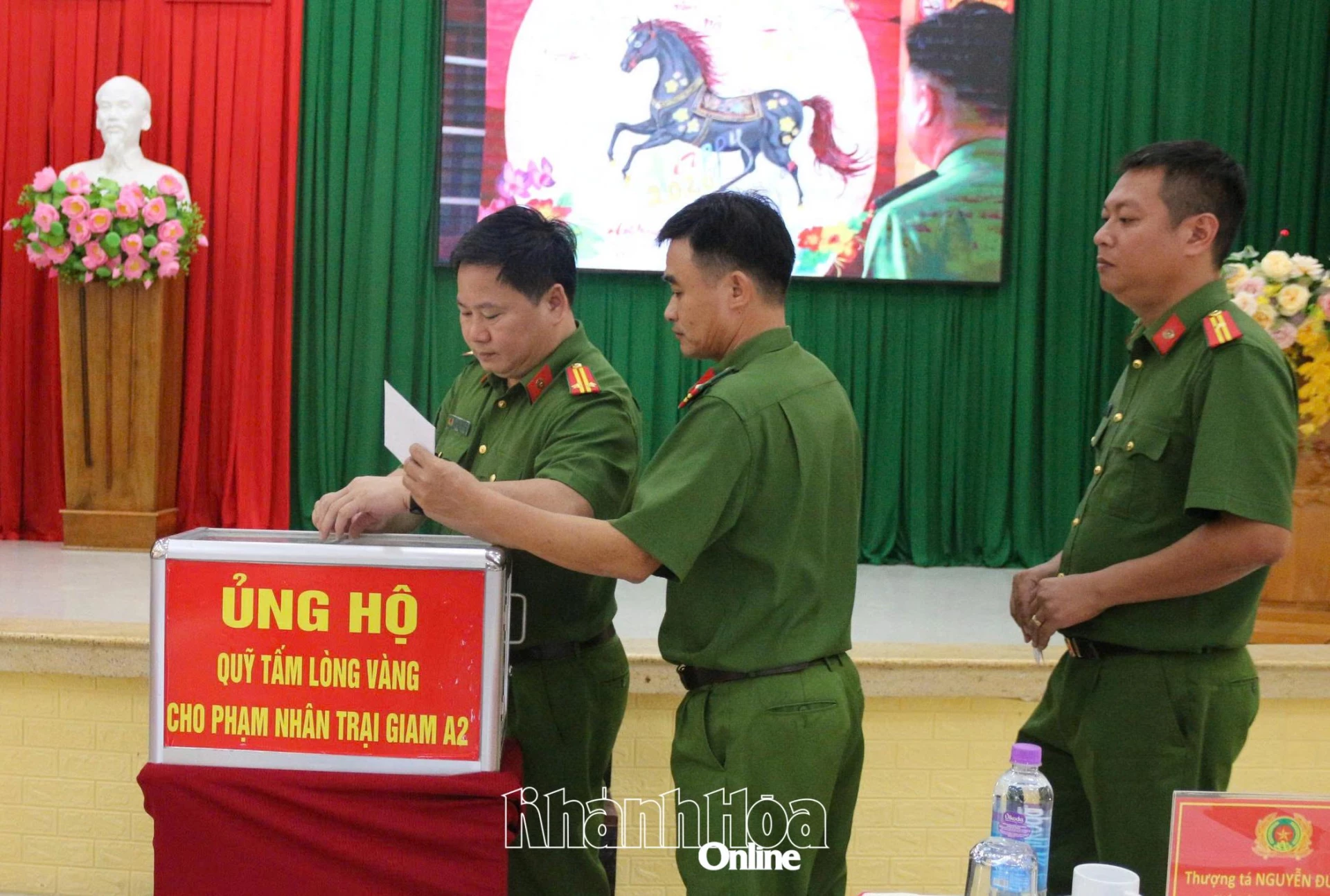 Cán bộ Trại giam A2 ủng hộ Quỹ Tấm lòng vàng” tại hội nghị.