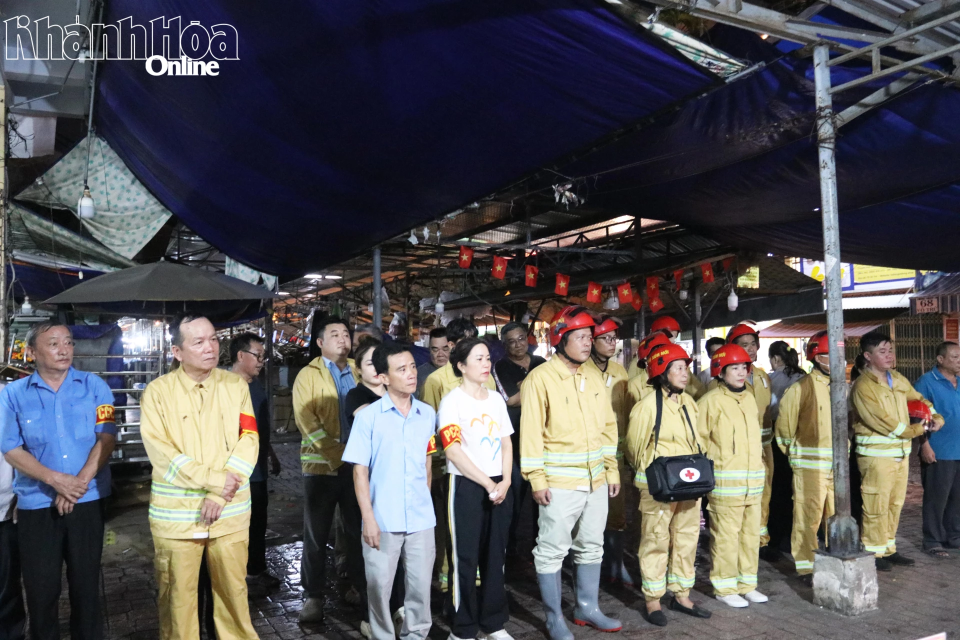 Lực lượng chữa cháy tại chỗ và các tiểu thương tham gia buổi thực tập.