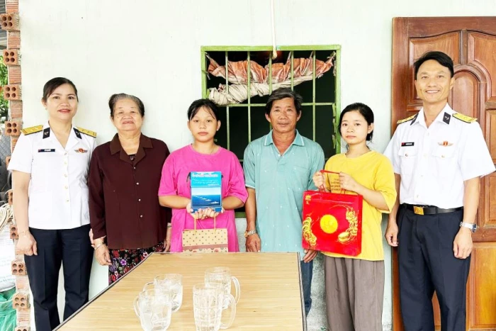 Lữ đoàn 162 tặng quà Tết Trung thu cho con ngư dân nhận đỡ đầu 