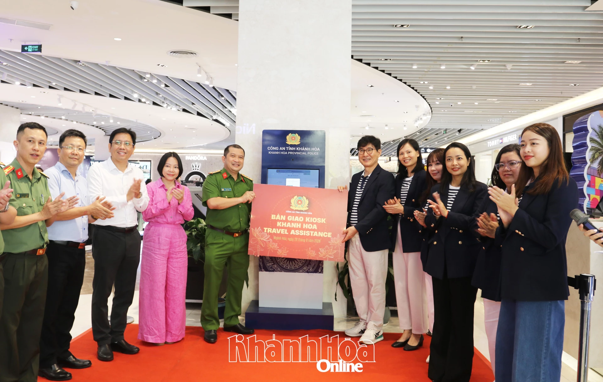 Đại tá Trần Minh Trúc - Phó Giám đốc Công an tỉnh bàn giao kiosk KTA cho ông Bae Kang Woo - Tổng Giám đốc Trung tâm thương mại Gold Coast.