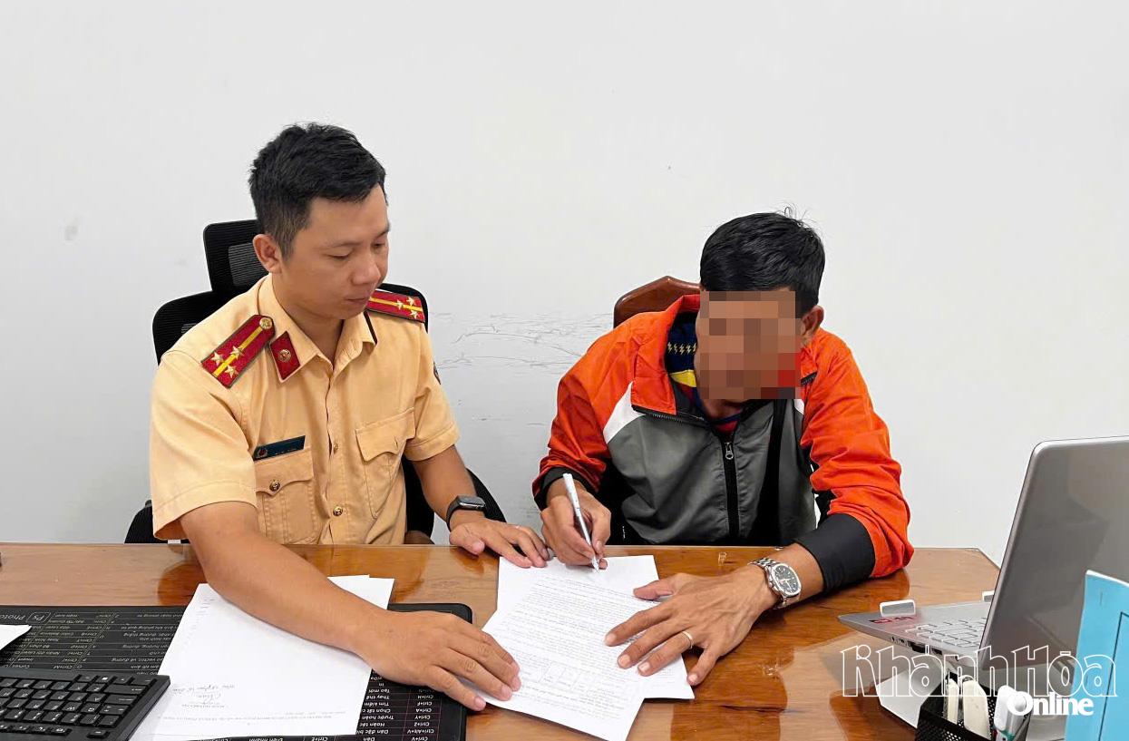 Trạm Cảnh sát giao thông Ninh Hoà đã lập biên bản xử phạt vi phạm hành chính đối với ông C.