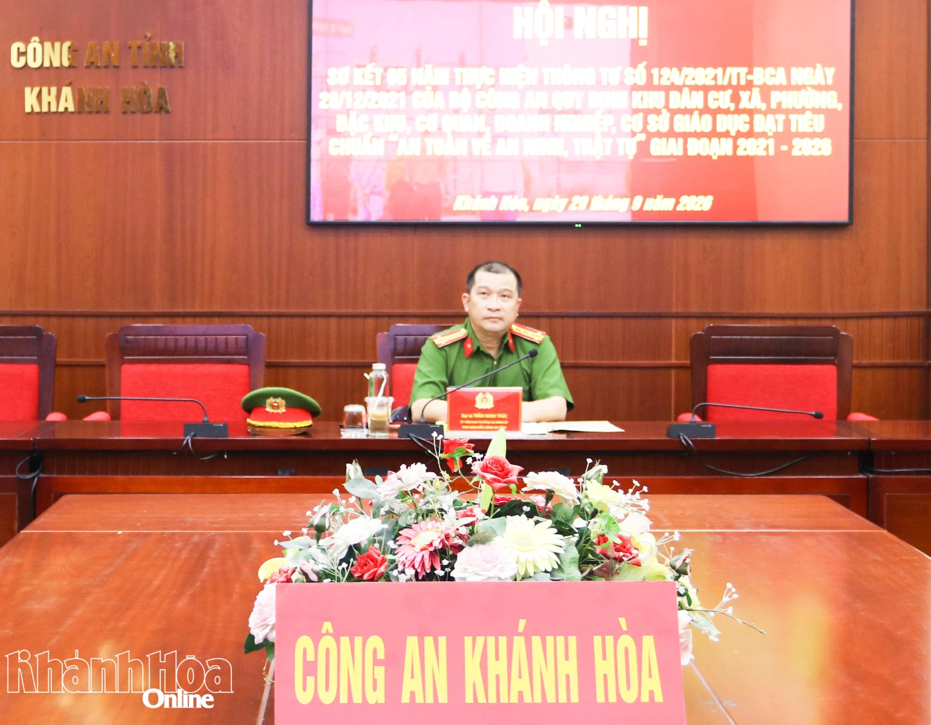 Đại tá Trần Minh Trúc tham dự hội nghị tại điểm cầu Công an tỉnh Khánh Hòa. 
