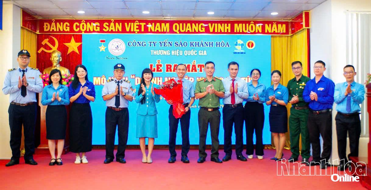 Đại diện Phòng An ninh kinh tế và lãnh đạo công ty tặng hoa chúc mừng Ban Chỉ đạo mô hình&nbsp;“Doanh nghiệp không ma túy”.&nbsp;