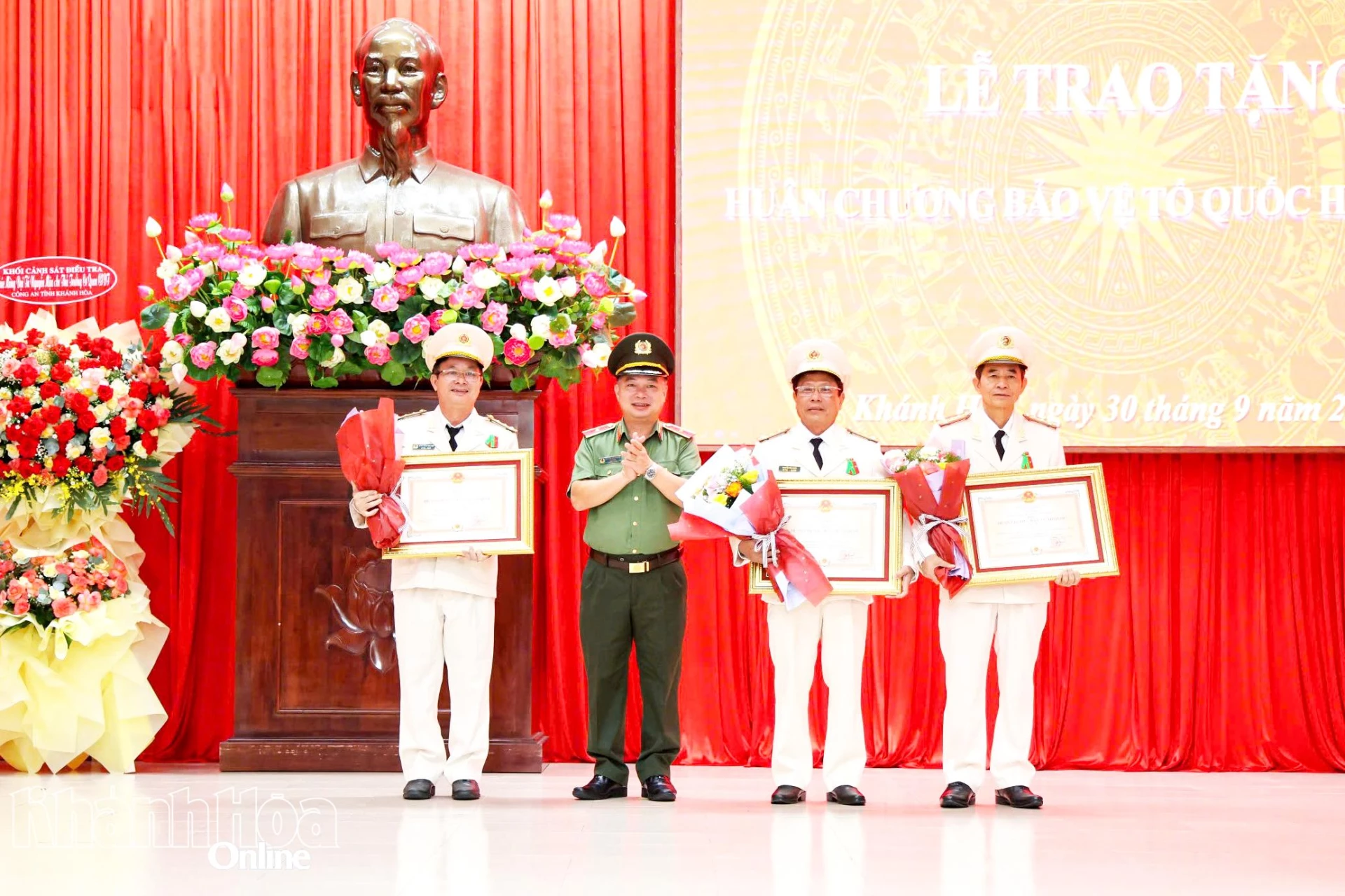 Thừa ủy quyền của Chủ tịch nước, Thiếu tướng Nguyễn Hữu Phước trao Huân chương Bảo vệ Tổ quốc hạng Nhì cho 3 đồng chí nguyên Phó Giám đốc Công an tỉnh.